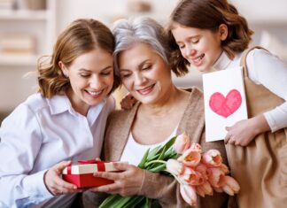 3 generaciones de madres e hijas haciéndose regalos mutuamente