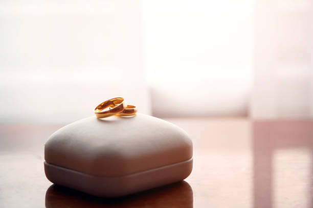 Alianzas de oro para boda en estuche portátil blanco